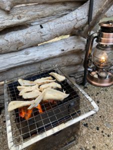 やげん軟骨を炭火で焼く