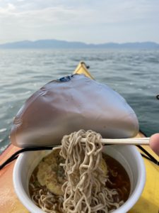 カヤックの上でカップ麺を食べる