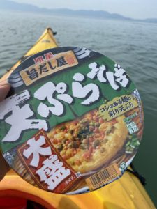 カヤックの上で食べるカップ麺