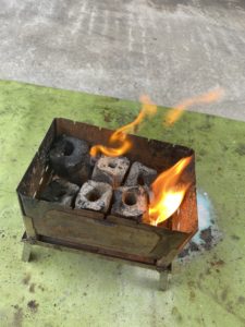 B-6君で炭火を熾す