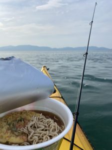 カヤックの上でカップ麺を食べる