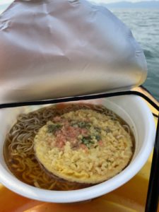 カヤックの上でカップ麺を食べる