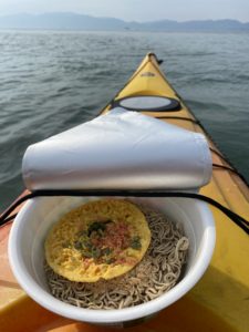 カヤックの上でカップ麺を食べる