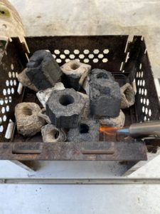 炭に火を着ける