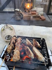 焚火台で焼鳥を焼く