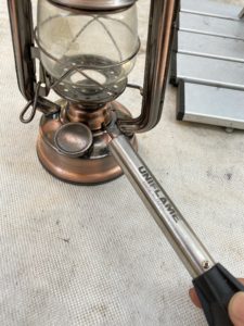 オイルランタンに着火する