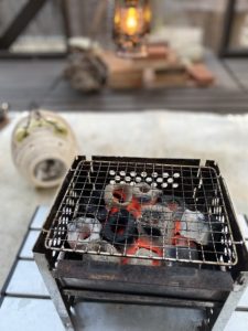 カマド型焚火台に火が熾る