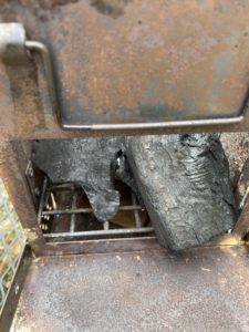 焚き火台で炭熾し