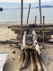 焚火で薪を乾かす