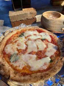 アウトドアでピザ