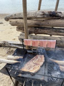 焚火でステーキを焼く