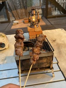 アウトドアスパイスで牛串を食べる