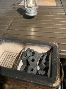 七輪に炭を置く