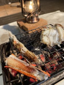 カニを炙って食べる