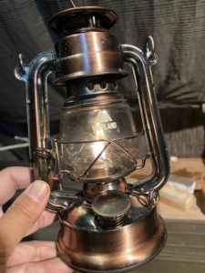 オイルランタンに火を灯す