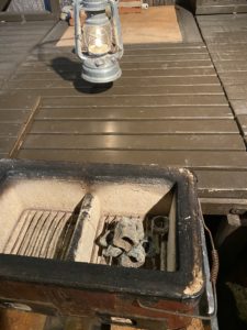 七輪に消し炭を入れる