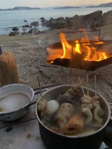 焚火でおでん完成