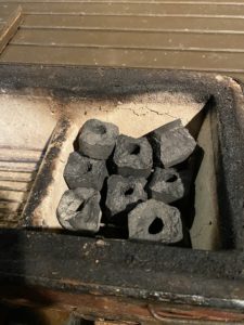 七輪に火を越し