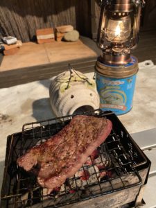 ステーキを炭火で焼く