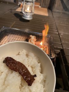 焼肉を食べる