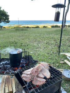 うちわえびを炭火で焼く