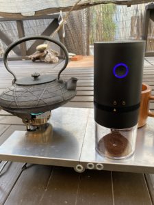 電動ミルでコーヒーを淹れる