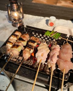 焼鳥を焼く