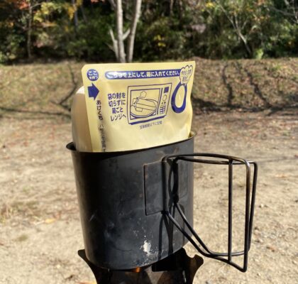 キャンティーンのクッカーでレトルトカレーとご飯を温める。ワイルド感が増す。