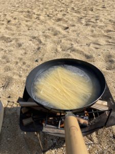 鉄フライパンでパスタを湯がく