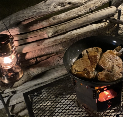 鉄フライパンでステーキを焼く