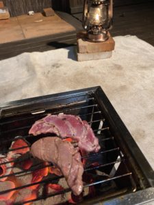 馬刺しを炙って食べる