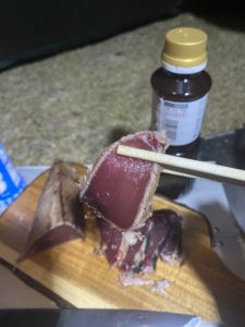 カツオのたたきを食べる