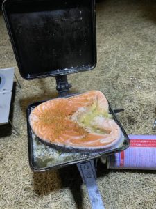 バウルーで鮭を焼く