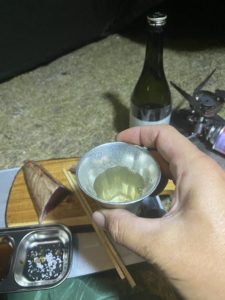 酒を飲む