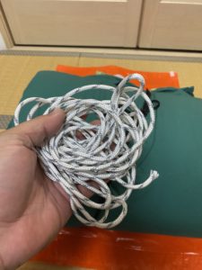 ひもで締めこむ