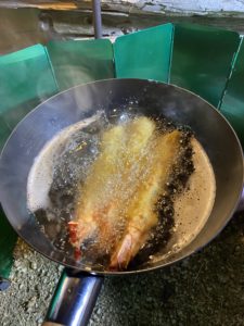 エビフライを揚げる