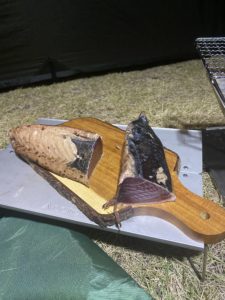 カツオのタタキをたたく