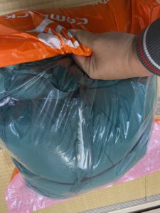 寝袋を入れこむ