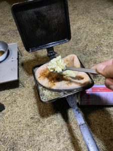 サーモンにチーズ投入