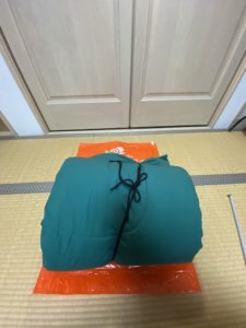 大きな寝袋とバック