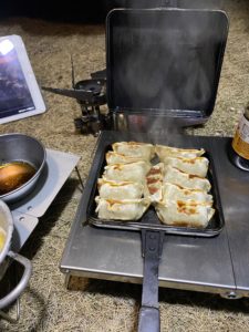 バウルーで餃子を焼く