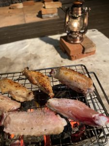 炭火焼きを楽しむ