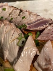 カツオのタタキを食べる