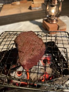 串焼きにしなかった肉を遠火で焼く