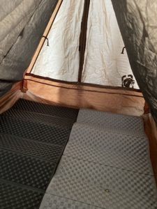 テントのマットを設置