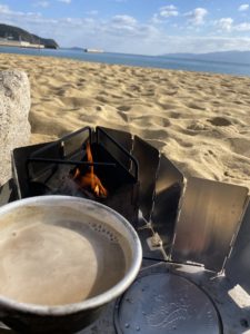 風上に石を置いて風防の代わりにする