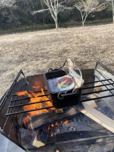 ダッチオーブンでレトルトを言温める