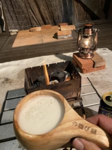 ビールを飲んでいる間に火が熾ります