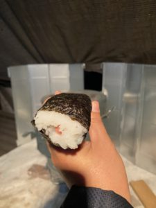 恵方巻を食べる