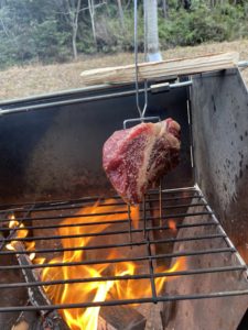 肉を吊るして焼く